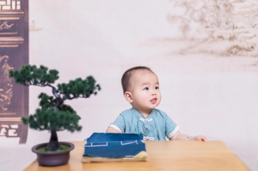 江山怀孕肚子中间凹两边凸