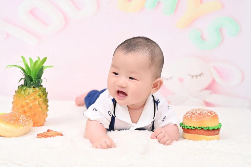 江山宝宝在妈妈肚子里
